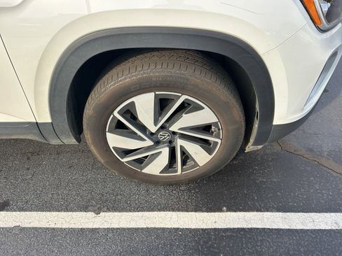 Used 2024 Volkswagen Atlas SE image 2