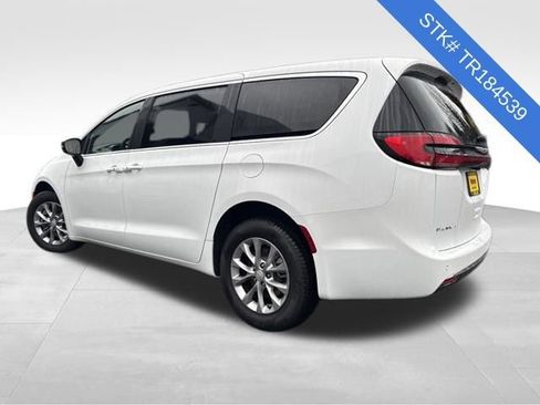 New 2026 Chrysler Pacifica Select image 5