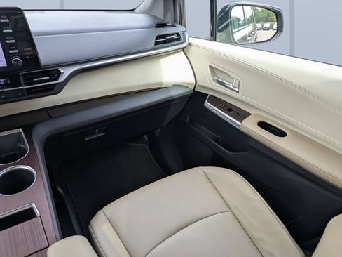Used 2024 Toyota Sienna XLE FWD image 17