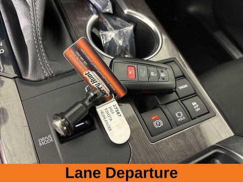 Used 2023 Toyota Highlander Limited image 19