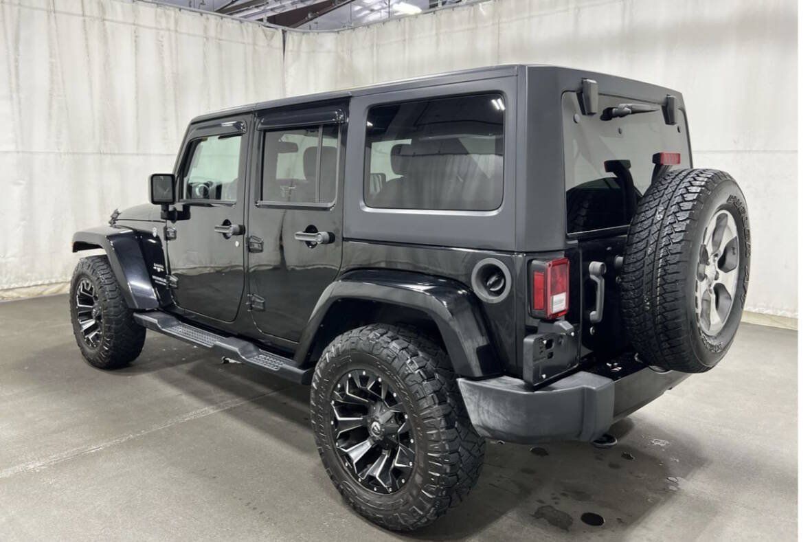 Used 2016 Jeep Wrangler Unlimited Sahara w/ Dual Top Group AWD/4WD image 2