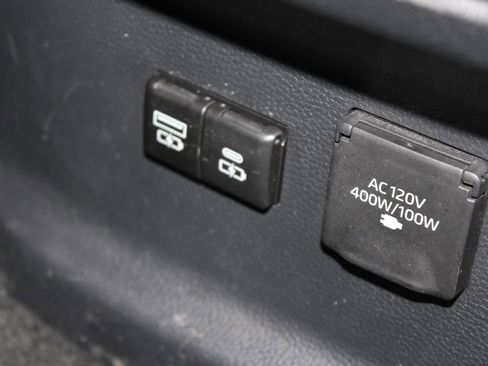 Used 2024 Toyota Tundra Limited AWD/4WD image 33