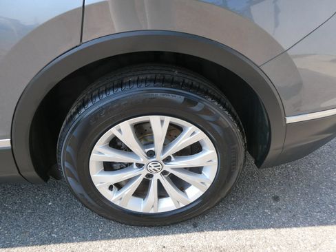 Used 2018 Volkswagen Tiguan SE AWD/4WD image 32