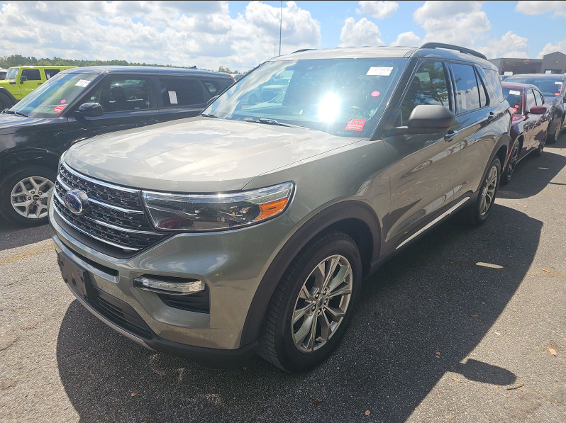Used 2020 Ford Explorer XLT w/ Equipment Group 202A AWD/4WD image 3