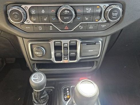 Used 2024 Jeep Gladiator Sport AWD/4WD image 19
