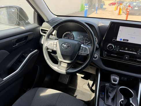 Used 2025 Toyota Highlander LE FWD image 36