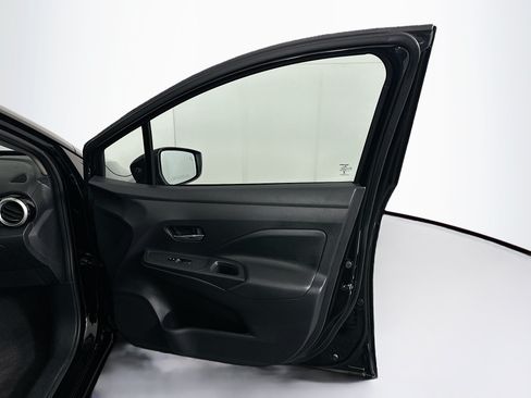 Used 2025 Nissan Versa SV FWD image 30