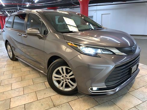 Used 2021 Toyota Sienna XLE image 3