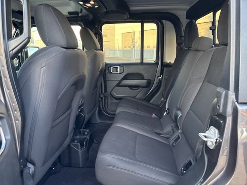 Used 2023 Jeep Gladiator Overland AWD/4WD image 33