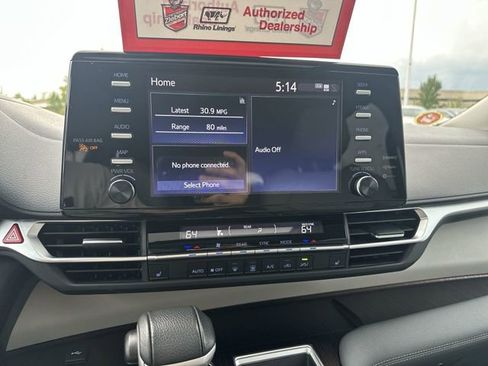 Used 2024 Toyota Sienna XLE image 12