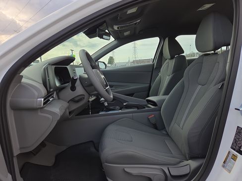 New 2026 Hyundai Elantra SE image 5