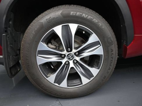 Used 2022 Toyota Highlander XLE AWD/4WD image 10
