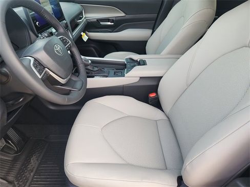 New 2026 Toyota Grand Highlander XLE image 9