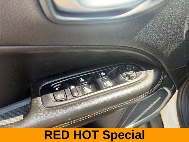 Used 2020 Jeep Compass Latitude w/ Cold Weather Group AWD/4WD image 14