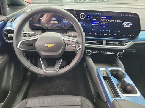 Used 2026 Chevrolet Equinox EV LT FWD image 4