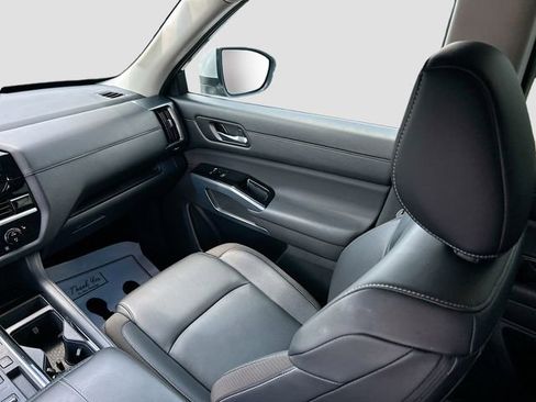 Certified 2025 Nissan Pathfinder SL FWD image 5