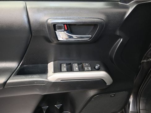 Used 2022 Toyota Tacoma Limited AWD/4WD image 11