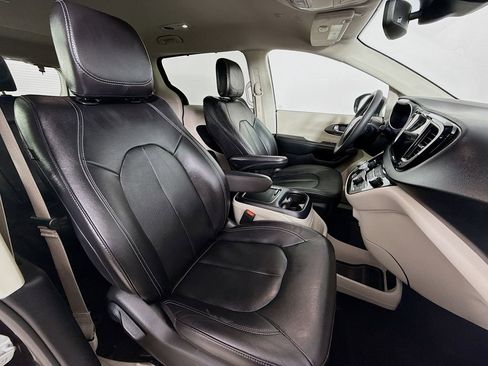 Used 2022 Chrysler Pacifica Touring-L image 28