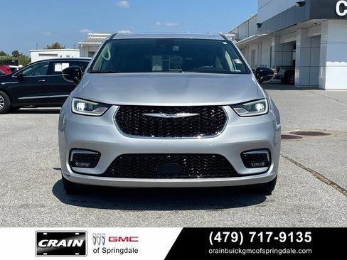 Used 2024 Chrysler Pacifica Touring-L FWD image 2