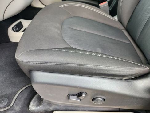 Used 2023 Chrysler Voyager LX image 18