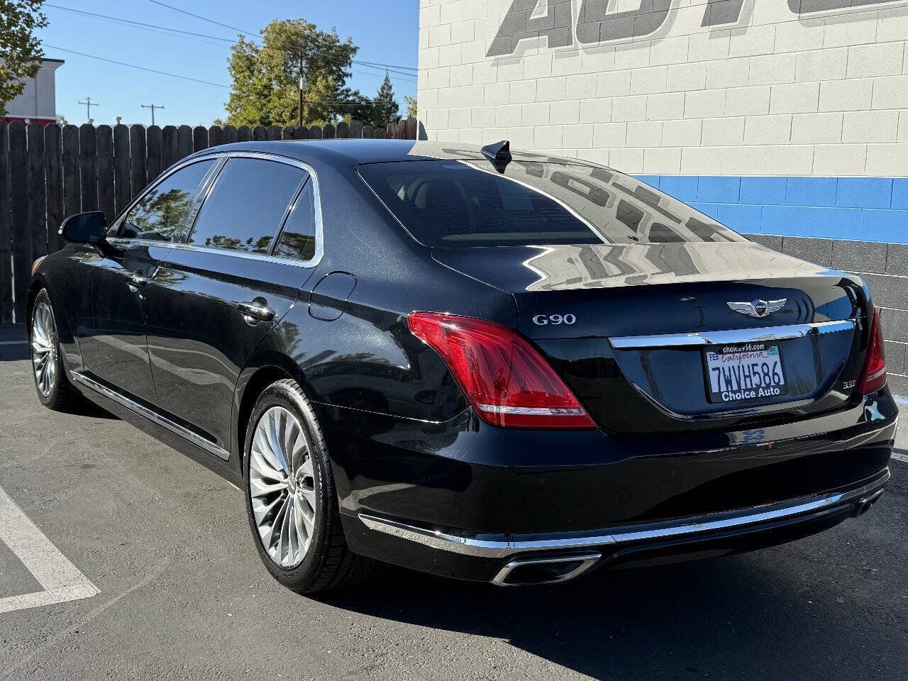 Used 2017 Genesis G90 3.3T Premium RWD image 3