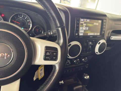 Used 2015 Jeep Wrangler Unlimited Sahara image 13