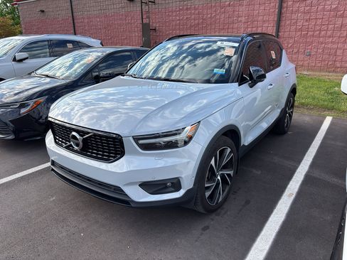 Used 2021 Volvo XC40 T5 R-Design w/ Advanced Package AWD/4WD image 3