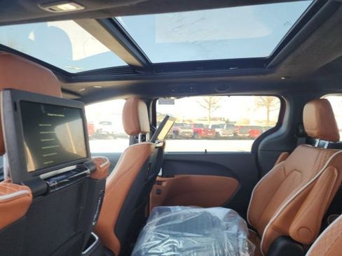 New 2026 Chrysler Pacifica Pinnacle image 2