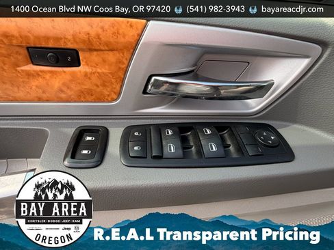 Used 2008 Chrysler Town & Country Limited w/ Flexible Seating Group FWD image 12