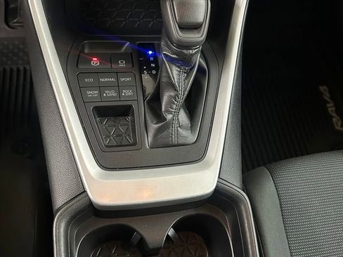 Used 2021 Toyota RAV4 LE AWD/4WD image 15