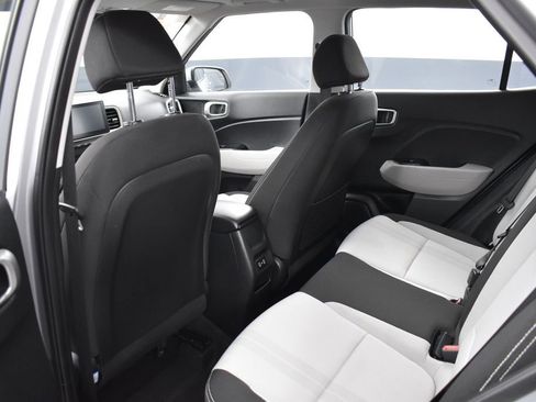 Used 2025 Hyundai Venue SEL FWD image 18