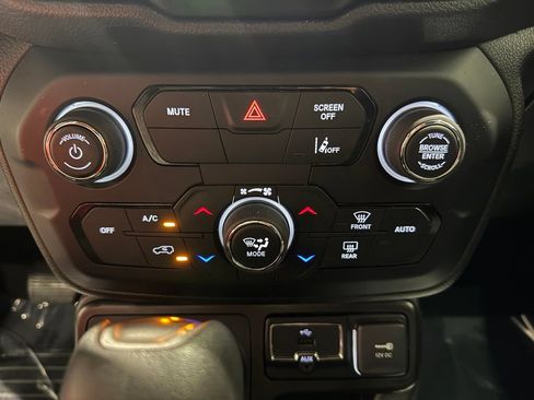 Used 2021 Jeep Renegade Latitude AWD/4WD image 23