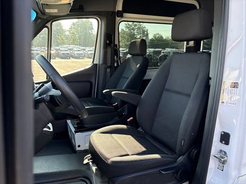 Used 2025 Mercedes-Benz Sprinter 2500 image 8