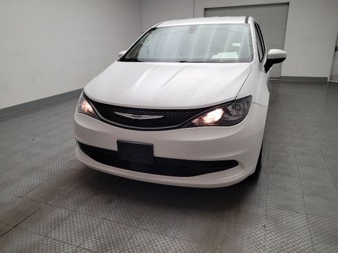 Used 2022 Chrysler Voyager LX image 15