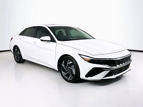Used 2025 Hyundai Elantra SEL image 22