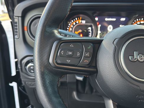 Used 2024 Jeep Gladiator Mojave w/ Technology Group image 18