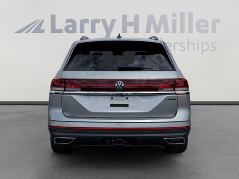 Used 2024 Volkswagen Atlas SE w/ Panoramic Sunroof Package image 4