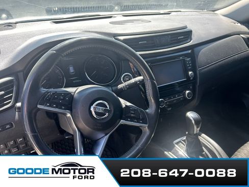 Used 2017 Nissan Rogue SV AWD/4WD image 12
