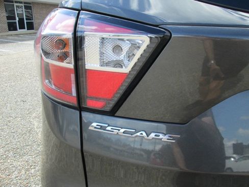 Used 2017 Ford Escape SE image 25