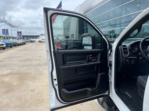 Used 2024 RAM 3500 Tradesman w/ Chrome Appearance Group AWD/4WD image 9
