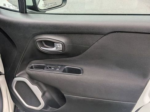 Used 2019 Jeep Renegade Latitude FWD image 34