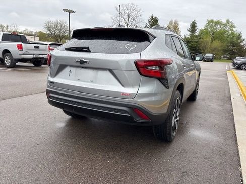 Used 2024 Chevrolet Trax RS w/ Sunroof Package FWD image 7