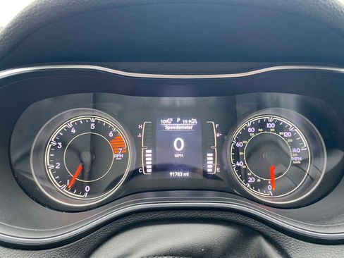 Used 2019 Jeep Cherokee Latitude Plus w/ Cold Weather Group AWD/4WD image 16