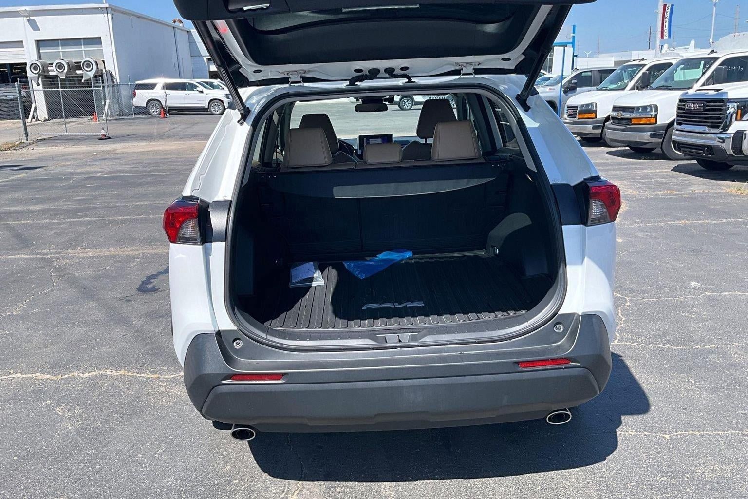 Used 2023 Toyota RAV4 XLE Premium FWD image 4