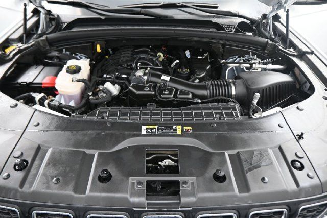 Used 2025 Jeep Grand Cherokee Laredo AWD/4WD image 28