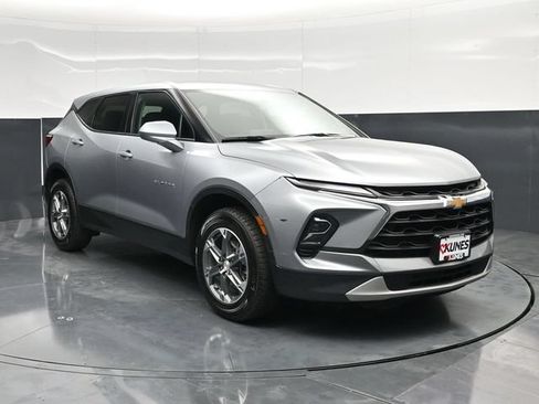 Used 2025 Chevrolet Blazer LT FWD image 4