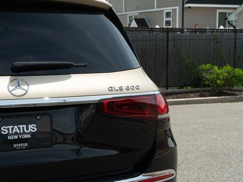 Used 2023 Mercedes-Benz Maybach GLS 600 4MATIC image 11