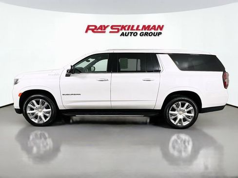 Used 2023 Chevrolet Suburban High Country AWD/4WD image 4