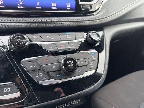 Used 2023 Chrysler Pacifica Touring FWD image 18