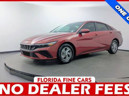 Used 2025 Hyundai Elantra SE FWD image 1